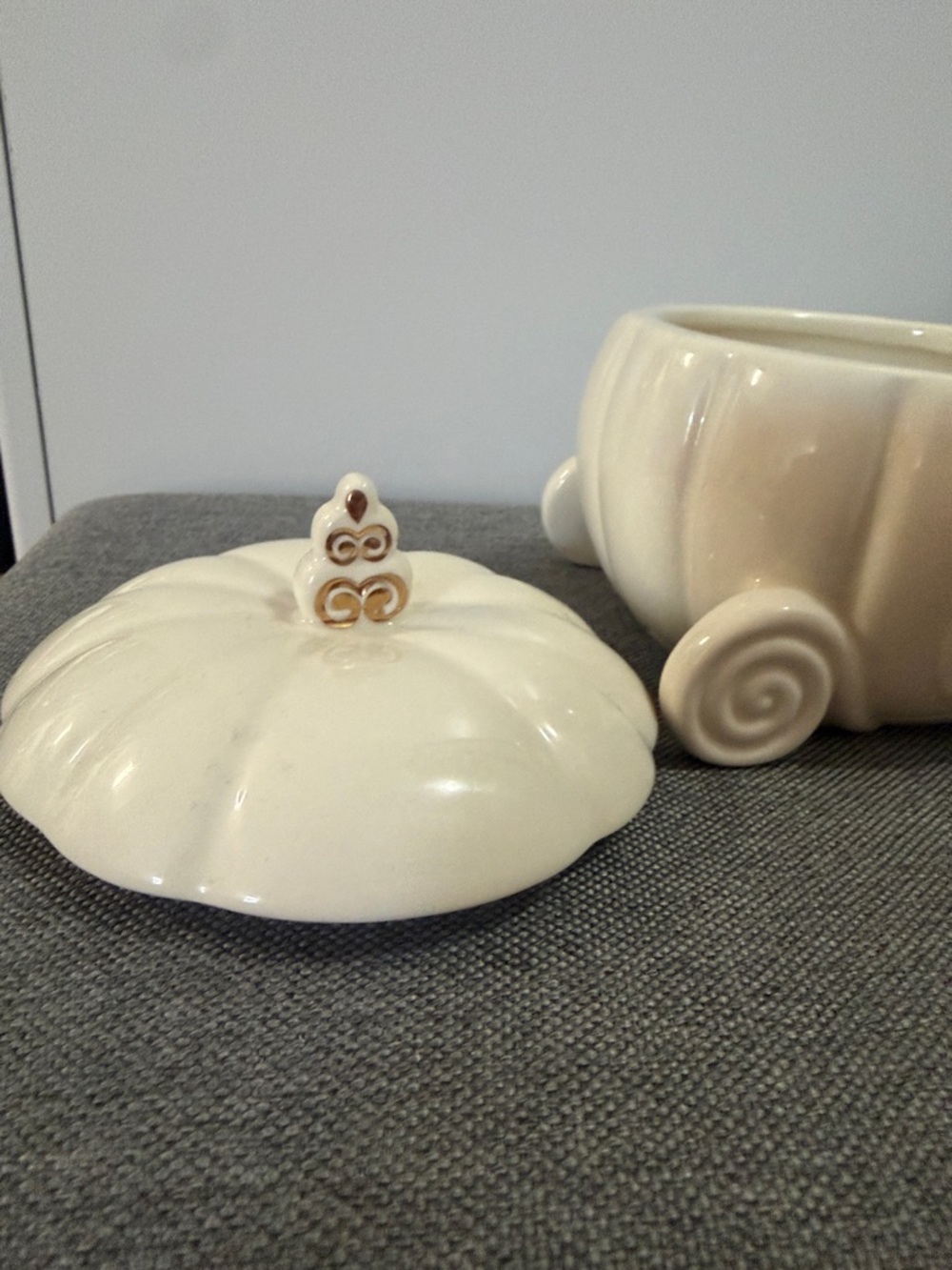 Hallmark White & Gold Cinderella Pumpkin Carriage Ceramic Mug with Lid - Picture 4 of 4
